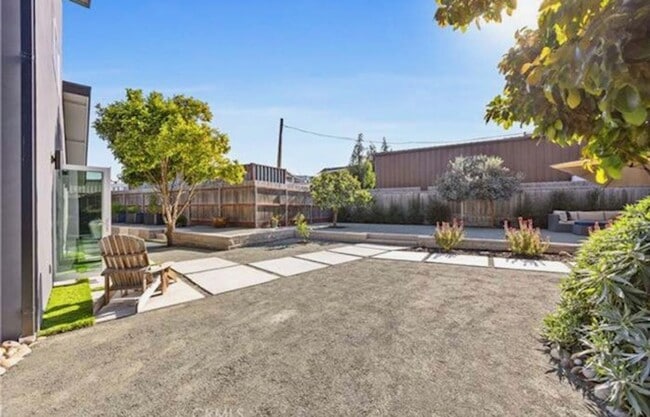 Building Photo - Beautiful 4 Bedroom 4 Bath home on a cul-d...
