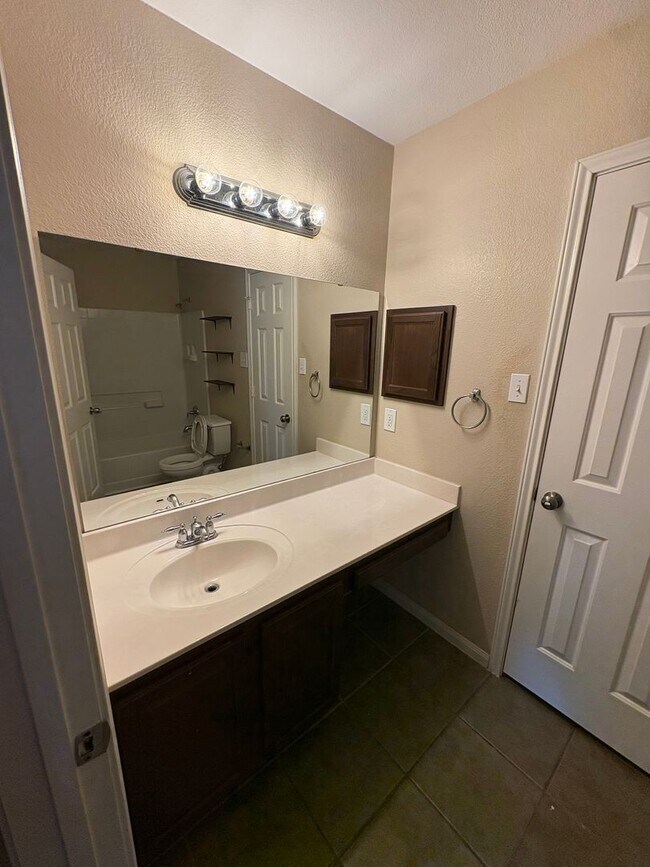 Building Photo - AVAILABLE NOW!