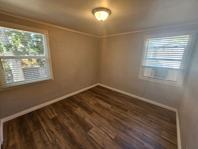 Building Photo - 2 Bedroom 1 Bath Upstairs Apartment in Chico!