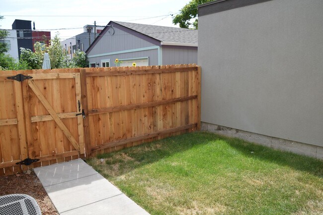 Building Photo - 3 bedroom / 3.5 bath Townhome + 2 Large Flex Spaces & Spacious Roof Top Deck!