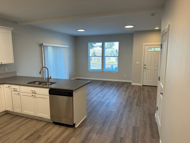 Building Photo - New 3 Bed / 2.5 Bath Duplex! $250 Amazon G...
