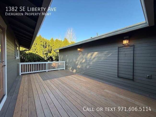 Building Photo - 1382 SE Liberty Ave