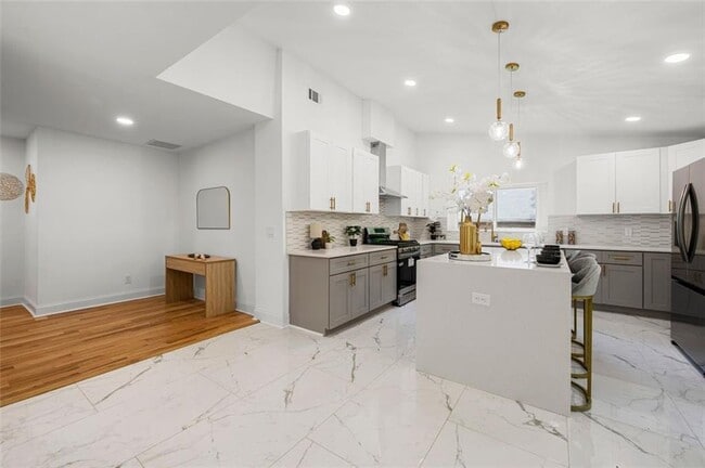 Building Photo - 2155 Venetian Dr SW