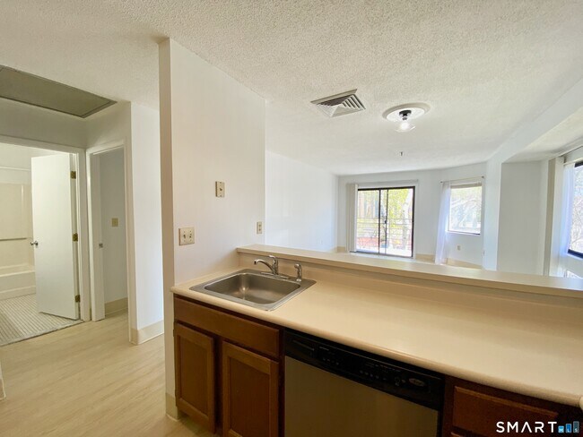 Building Photo - 1204 Whitney Ave