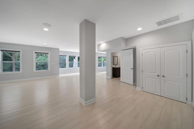 Building Photo - Gorgeous 4 Bed 3.5 Bath Home with Basement...