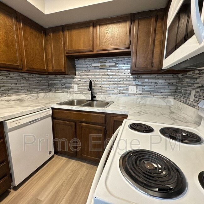 Building Photo - 6235 Holdrege St