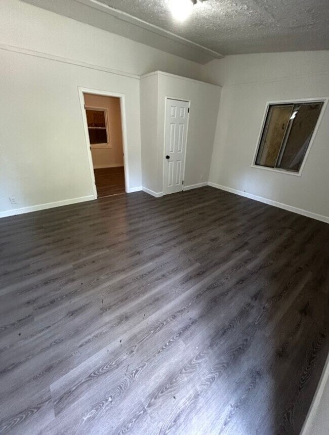 Building Photo - Nice 3 BD/ 1 BA