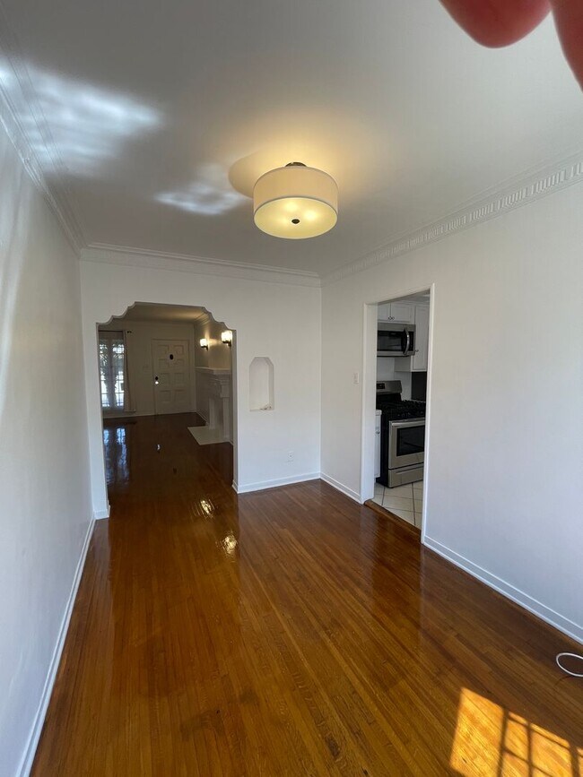 Building Photo - 927 Alandele Ave