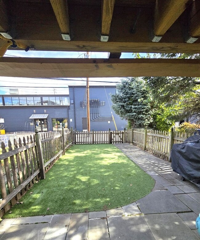 Building Photo - 3-Bedroom, 2-Bathroom in Brewers Hill