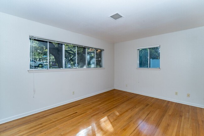 Building Photo - MACARTHUR PARK 3-BEDROOM HOME