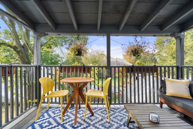 Building Photo - 137 Thacher St