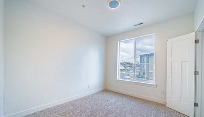 Building Photo - Amenity-Rich Top-Floor Condo in Lehi