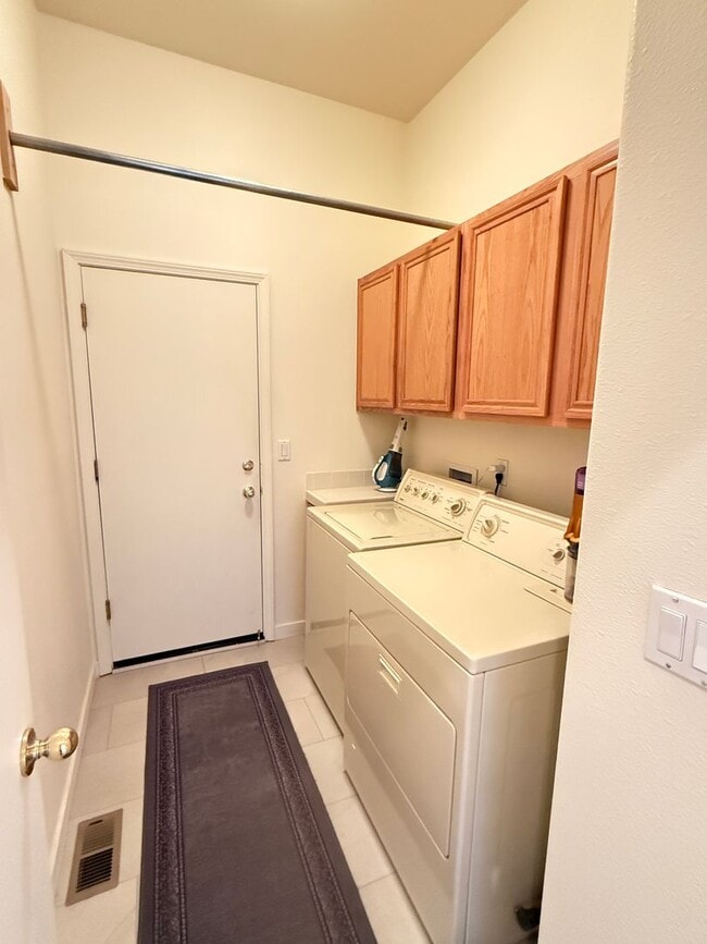 Building Photo - Beautiful 3 Bedrooms, 2 Baths with a 3 Car...