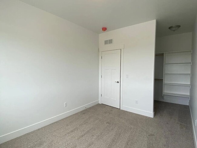 Building Photo - 348 S 3rd W