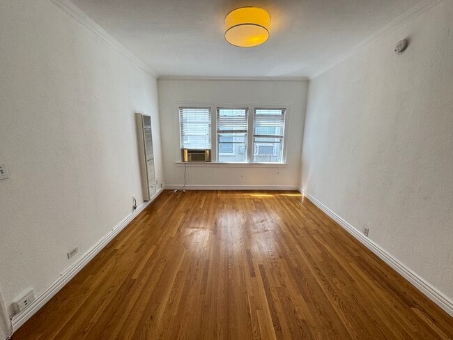 Building Photo - 1960 Argyle Ave