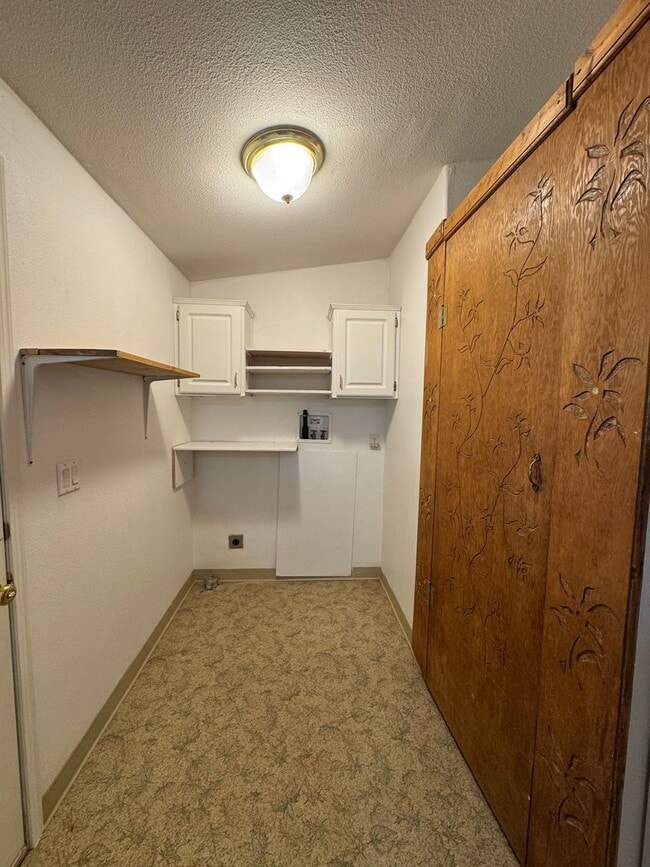 Building Photo - 3 bed 2 bath w/ AC - Water/Sewer included ...
