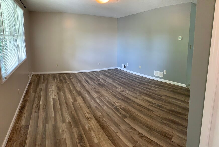 Living Room - 840 Cayton St