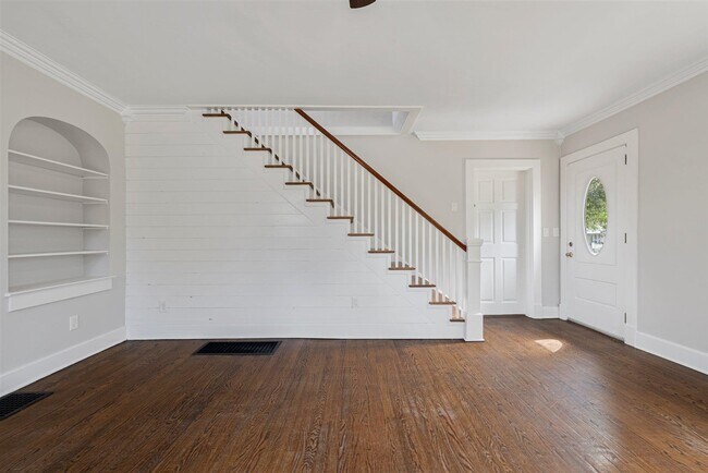 Building Photo - 943 Nutwood St