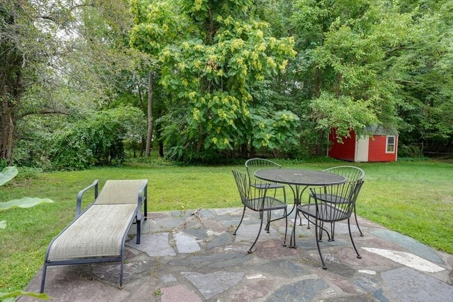 Building Photo - 135 Maple St