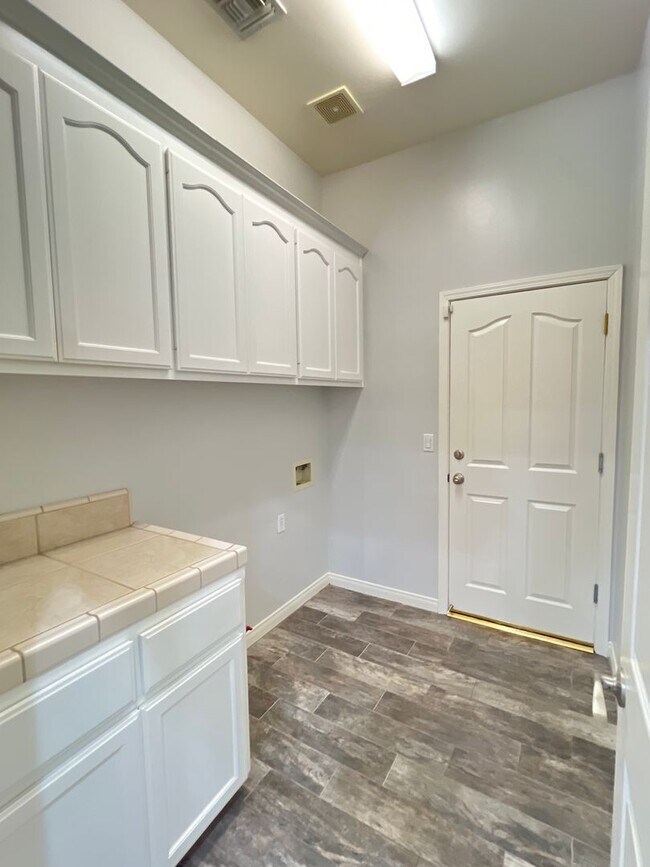 Building Photo - NORTHWEST BAKERSFIELD