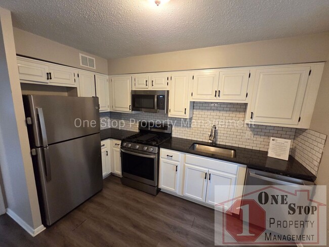 Building Photo - Updated 4 Bedroom, 2 Bathroom Duplex in Overland Park, Kansas