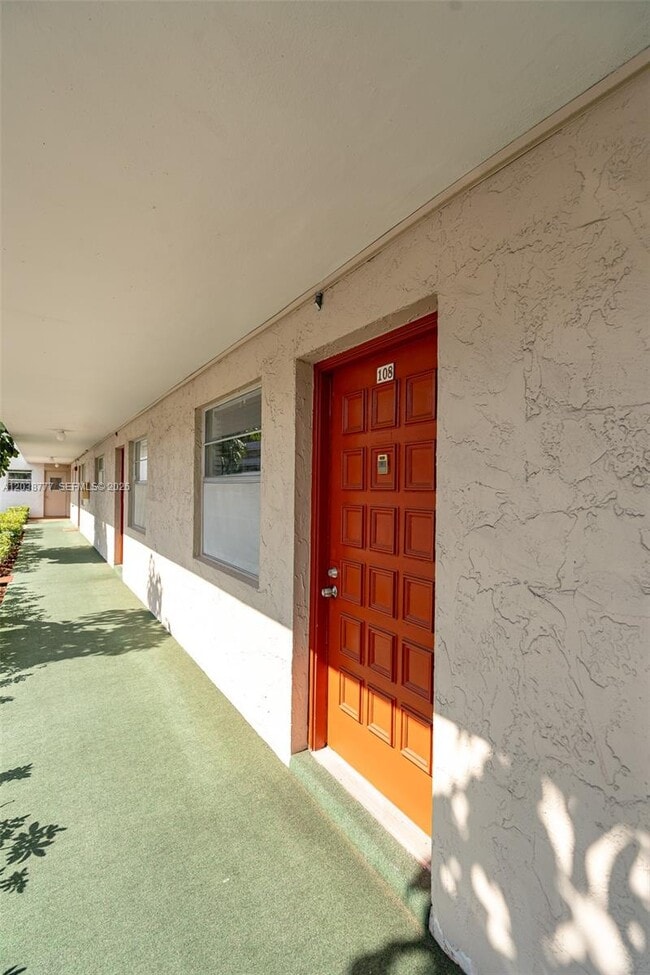 Building Photo - 3531 Inverrary Dr