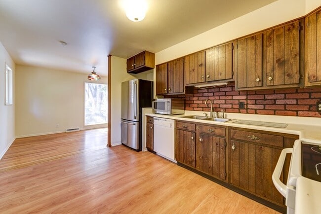 Building Photo - Pre-Lease August 2026; Large 5 Bedroom 3 B...