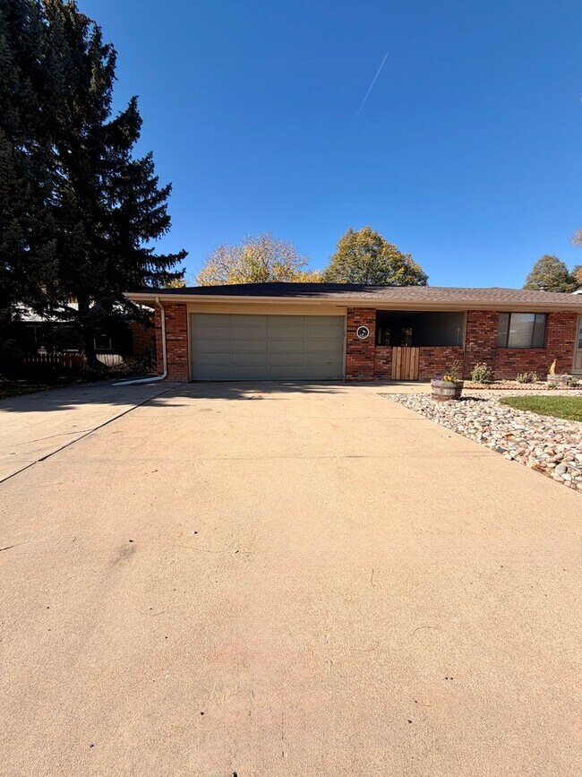 Building Photo - Amazing 3bed/2 bath with finished basement.