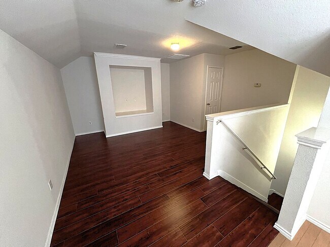 Building Photo - 525 Waterview Dr