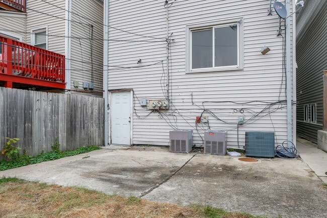 Building Photo - 2820 N Sacramento Ave