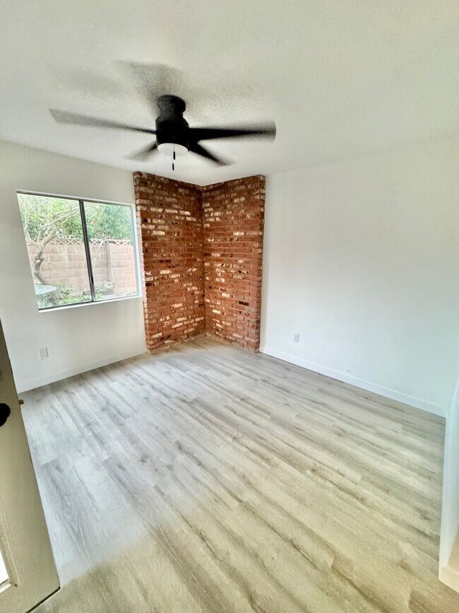 Building Photo - 3768-3768 1/2 Sheldon Dr