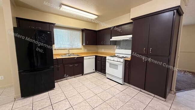 Building Photo - 4 bed/2 Bath - Available now