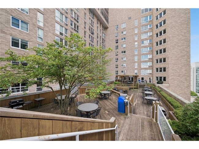 Building Photo - 433 S 7th St