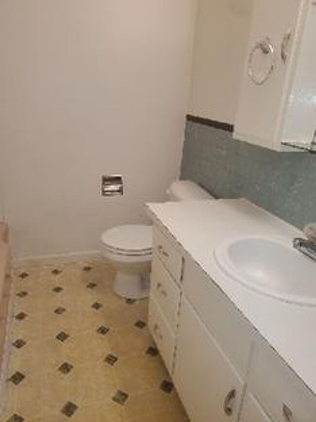 Building Photo - STUDENTS WELCOME! 4 Bed 2 Bath House 1 Blo...