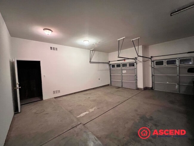 Building Photo - 4 Bed, 3 Bath Home with Modern Kitchen & Attached Garage