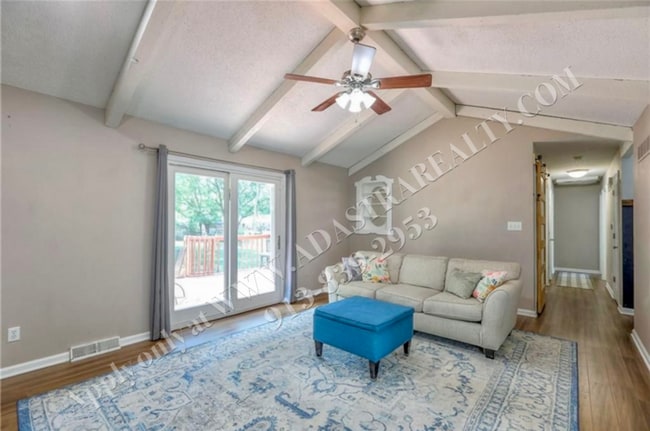 Building Photo - Beautiful 3 Bed 2.5 Bath Raised Ranch in L...