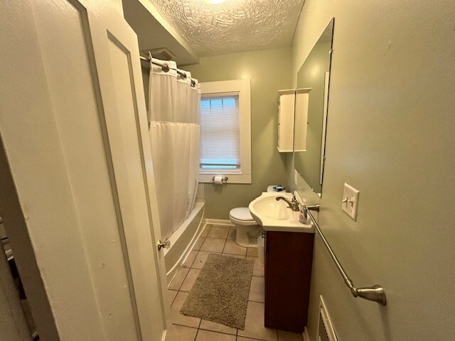 Bathroom - 2933 E Derbyshire Rd