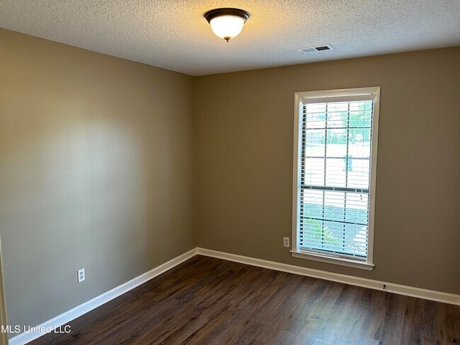 Building Photo - 960 Clarington Dr