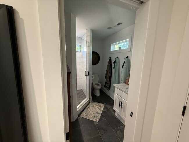 Building Photo - Secluced 800 Sq Ft 1-Bed Gem in Nashville’...