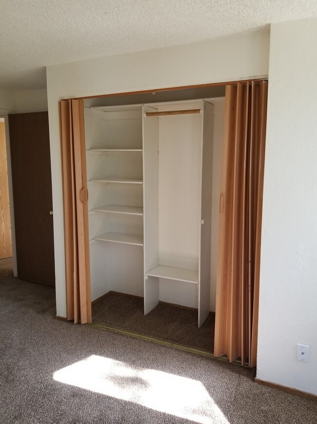 Building Photo - Walking Distance to neighborhood schools a...