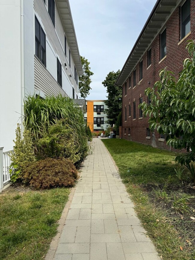 Building Photo - 3 Bedroom Townhome in Dorchester