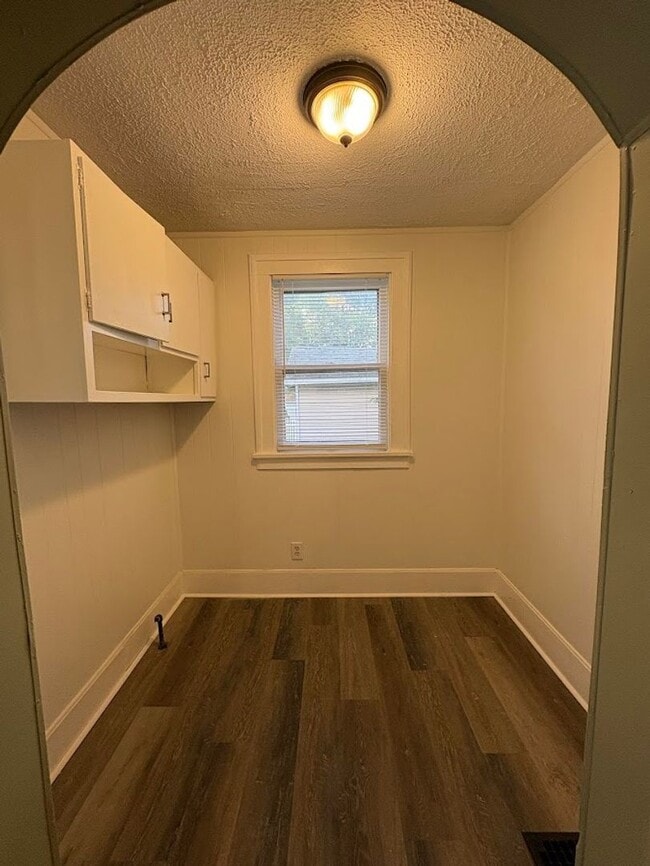 Building Photo - Two bedroom one bathroom home for rent