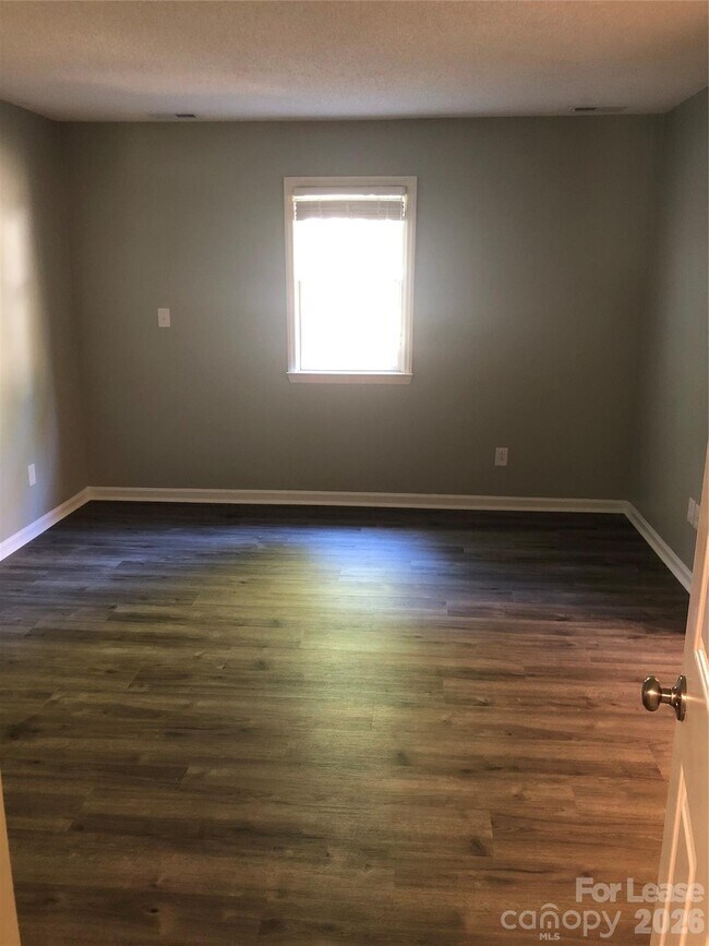 Building Photo - 3700 Sandberry Dr
