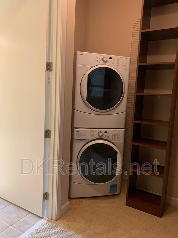 Building Photo - 711 Cosmopolitan Dr NE