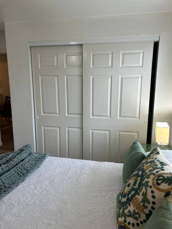 Building Photo - 563 Primrose Dr