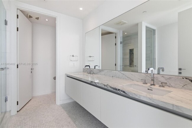 Building Photo - 700 NE 26th Terrace