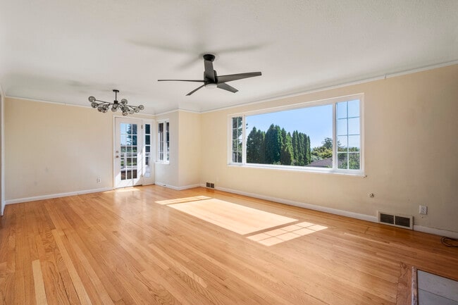 Building Photo - 8206 SW Terwilliger Blvd