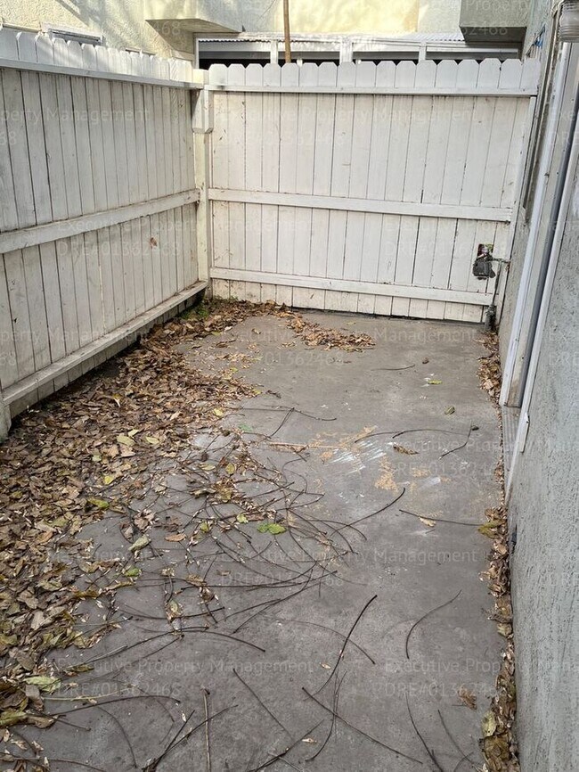 Building Photo - 2-bedroom/ 1.5- bathroom townhome. *Move I...