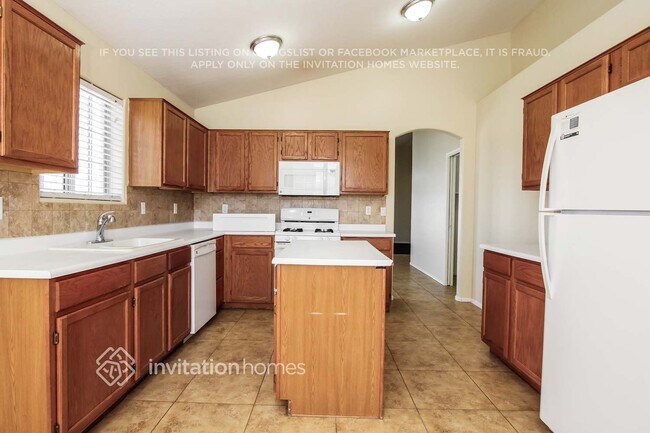 Building Photo - 13146 W Alvarado Cir