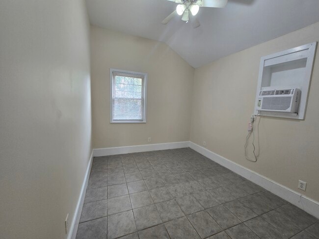 Building Photo - 1006 Holden St